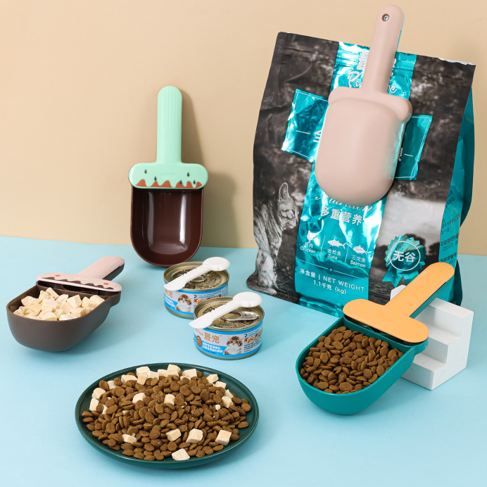 Pet Supplies: Snack Bag with Embedded Canned Shovel